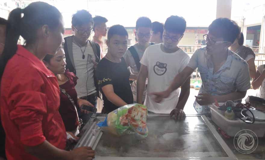 学生们在了解食材